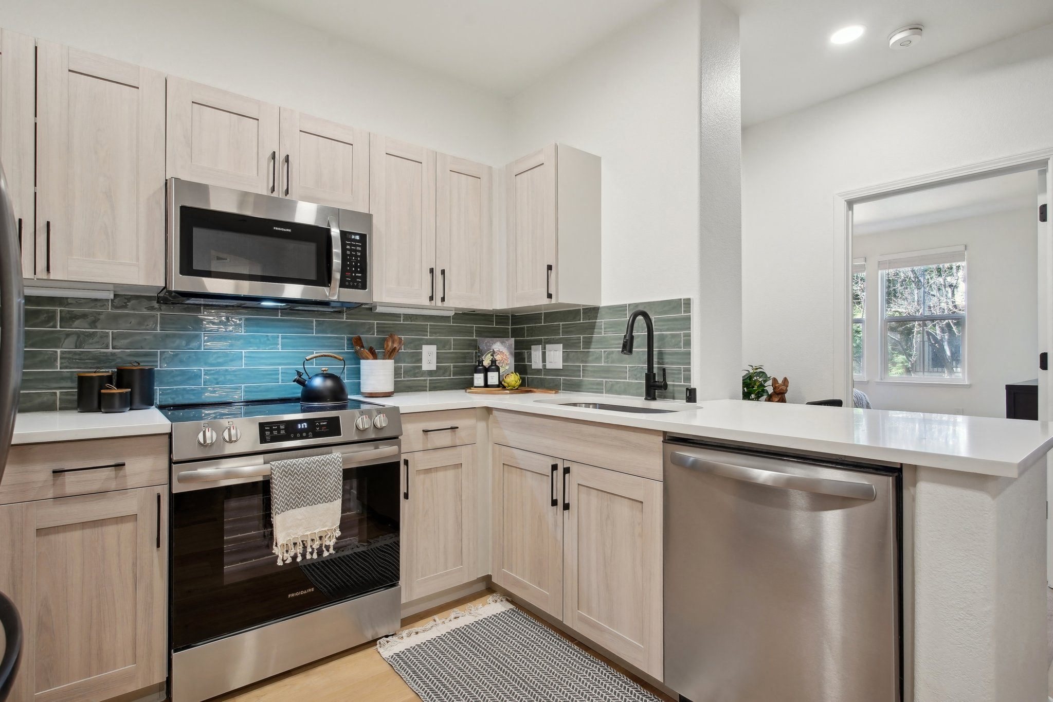 Fountain Plaza - Kitchen